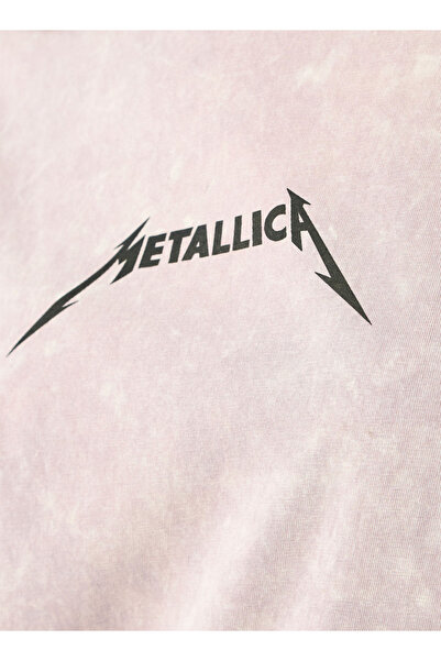 SP Characters تي شيرت طويل بطبعة ميتاليكا مع رقبة دائرية وأكمام قصيرة