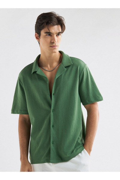 FAV قميص بياقة معسكر منقوشة وأكمام قصيرة