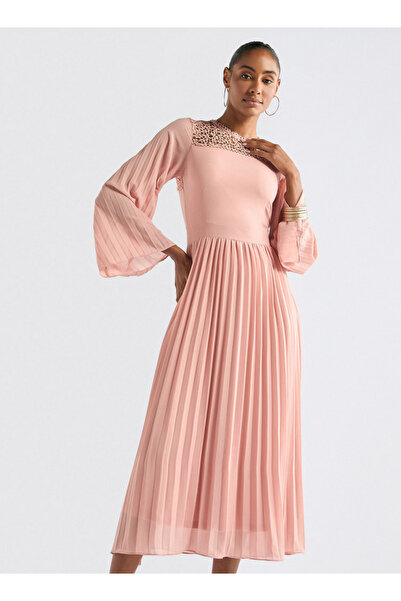 FAV فستان بتفاصيل من الدانتيل وأكمام واسعة