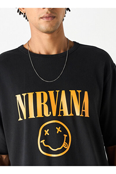 SP Characters تي شيرت بطبعة نيرفانا مع رقبة دائرية وأكمام قصيرة
