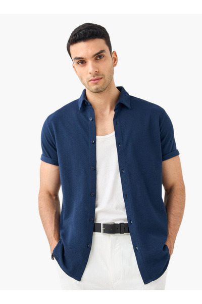 Iconic قميص منقوش بأكمام قصيرة وأزرار للإغلاق