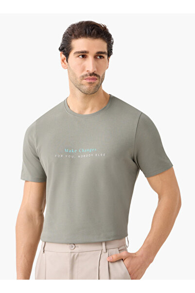 Iconic تي شيرت مطبوع مميز برقبة دائرية وأكمام قصيرة