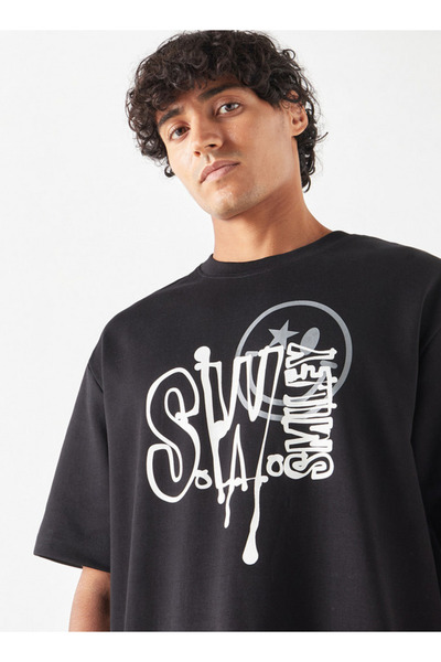 SP Characters تي شيرت بطبعة جرافيكية ورقبة دائرية وأكمام قصيرة