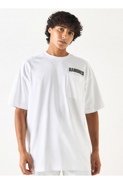 SP Characters تي شيرت بطبعة رامونز بياقة دائرية وأكمام قصيرة وجيب على الصدر