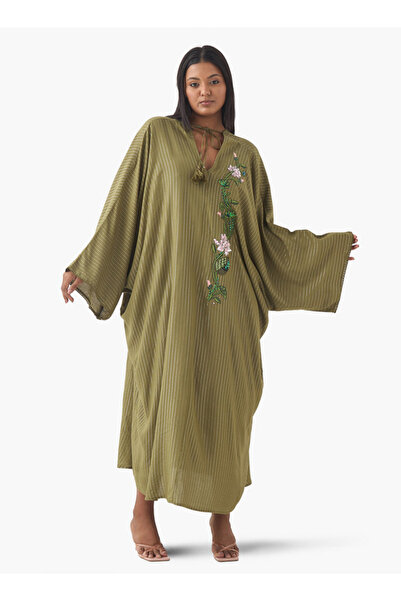 Ulla Popken فستان قفطان مزين بالورود من Ulla Popken بمقاس كبير مع رباط للرقبة