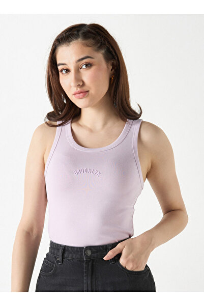 FAV تانك توب برقبة دائرية وتفاصيل طباعية مع ظهر متسابق