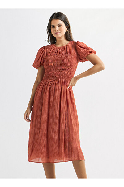 FAV فستان متوسط الطول من قماش السيرساكر بأكمام قصيرة منفوخة ورقبة دائرية