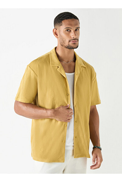 Iconic قميص مريح بقصّة ياقة معسكر وأكمام قصيرة