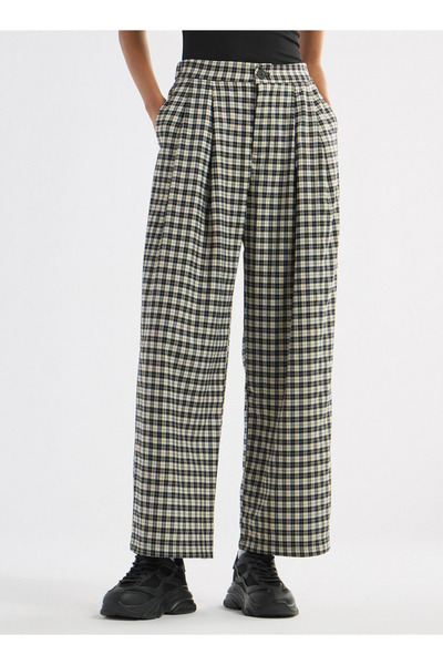 FAV بنطلون منقوش بأزرار للإغلاق وجيوب