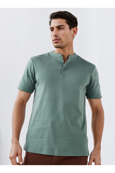 FAV تي شيرت بقصّة عادية ورقبة هنلي