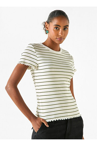 FAV تي شيرت مخطط بياقة دائرية وأكمام قصيرة