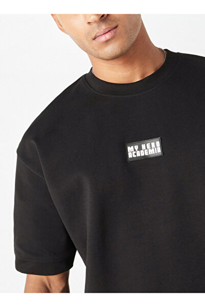 SP Characters تي شيرت بطبعة جرافيكية مع رقبة دائرية وأكمام قصيرة