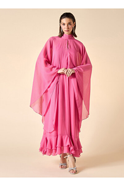 Iconic فستان ماكسي أيقوني بتصميم كيب ومحكم ورقبة عالية