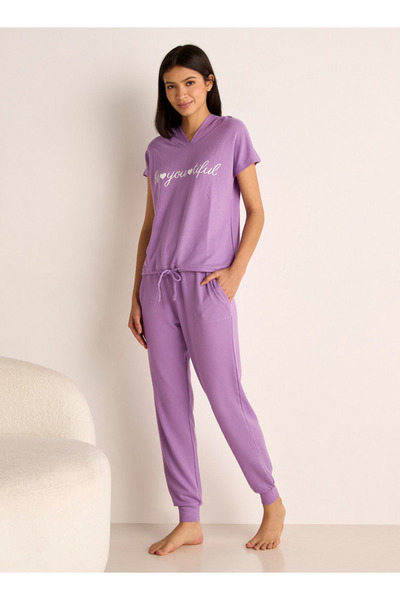 FAV طقم تي شيرت بغطاء رأس وبنطال رياضي مطاطي مطبوع عليه شعار