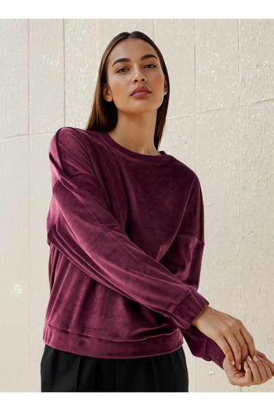 FAV سويت شيرت مخملي بقصّة عادية