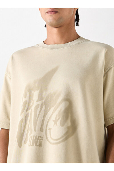 SP Characters تي شيرت بطبعة جرافيكية وأكمام قصيرة ورقبة دائرية