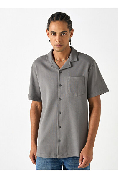 FAV قميص بقصّة عادية وأكمام قصيرة ومزخرف بنقشة الوافل مع ياقة معسكر