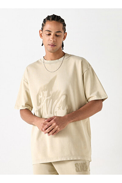 SP Characters تي شيرت بطبعة جرافيكية وأكمام قصيرة ورقبة دائرية