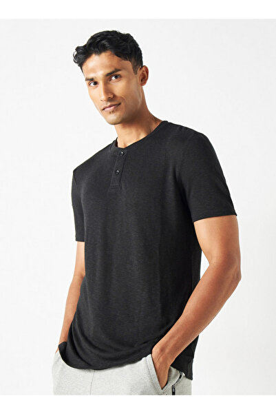 FAV تي شيرت برقبة هنلي وأكمام قصيرة