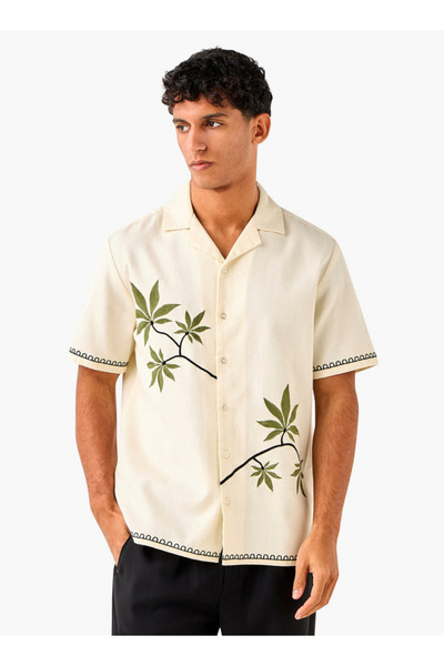 Lee Cooper قميص مطرز على شكل أوراق شجر مع ياقة معسكر وأكمام قصيرة