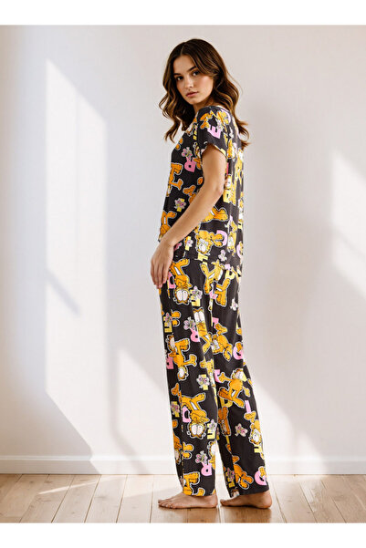 FAV All-Over Garfield Print Pyjama Set