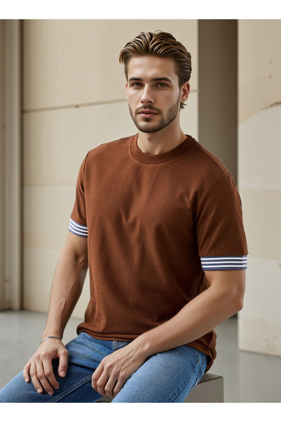 FAV تي شيرت بتفاصيل مائلة ورقبة دائرية