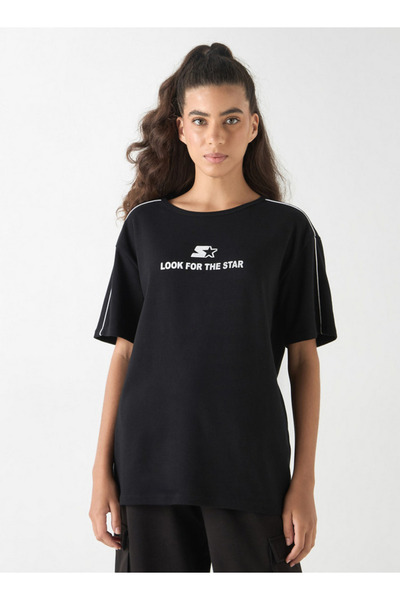 FAV تي شيرت مطبوع بشعار البادئ، برقبة دائرية وأكمام قصيرة