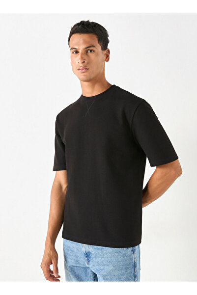 FAV تي شيرت مزخرف برقبة دائرية وأكمام قصيرة