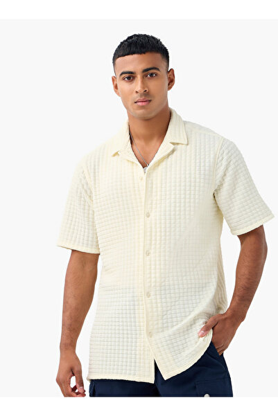 FAV قميص بقصّة عادية ومُزخرف بنقشة الوافل مع ياقة معسكر وأكمام قصيرة