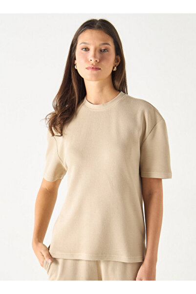 FAV تي شيرت منقوش بنقشة الوافل مع رقبة دائرية وأكمام قصيرة