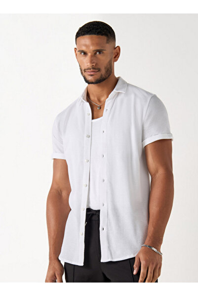 Iconic قميص بقصّة Slim Fit ومُحكم الغلق بأكمام قصيرة وأزرار