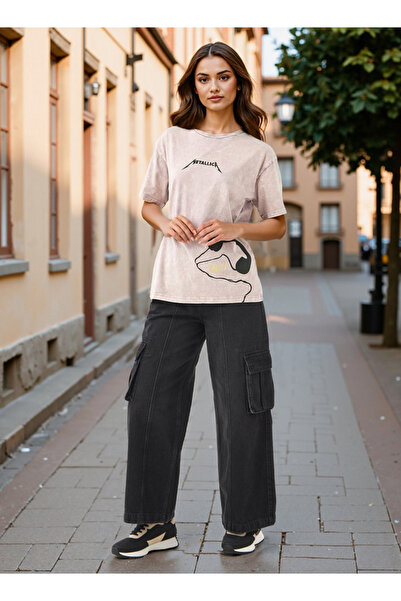 SP Characters تي شيرت طويل بطبعة ميتاليكا مع رقبة دائرية وأكمام قصيرة