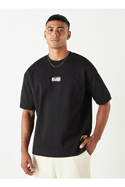 SP Characters تي شيرت بطبعة جرافيكية مع رقبة دائرية وأكمام قصيرة