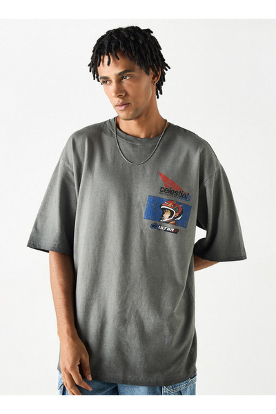 SP Characters تي شيرت مطبوع برقبة دائرية وأكمام قصيرة