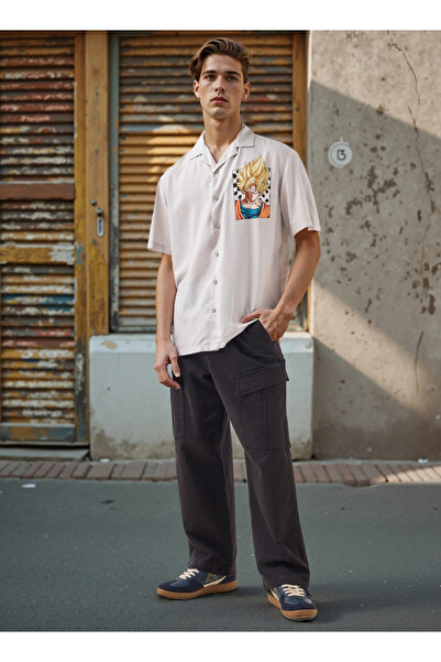 SP Characters قميص مريح بطبعة غوكو مع ياقة معسكر وأكمام قصيرة
