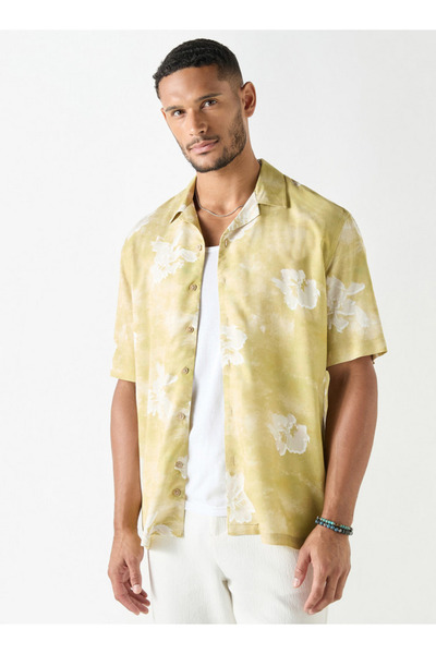 Iconic قميص مطبوع بالكامل مع ياقة معسكر وأكمام قصيرة