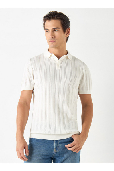 FAV تي شيرت بولو محكم بأكمام قصيرة وأزرار للإغلاق