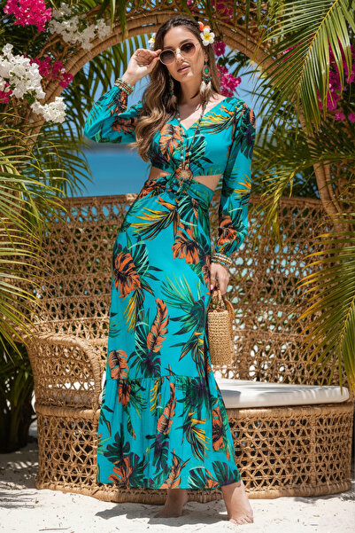 FASHION COCKTAIL Egzotik Palmiye Desenli Tokalı Göğüs Tasarım Pencereli Yırtmaçlı Uzun Havuz Başı Kokteyl Maxi Elbise