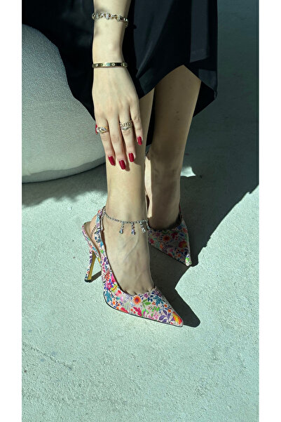 Letafia حذاء لوزي بكعب من الجلد الطبيعي بتفاصيل زهرية