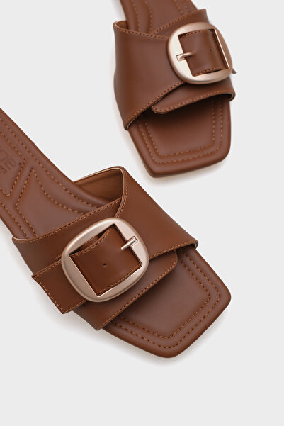 Capone Outfitters Γυναικείες παντόφλες Kathy με μεταλλική πόρπη με ίσια τακούνι, αμβλύ μύτη