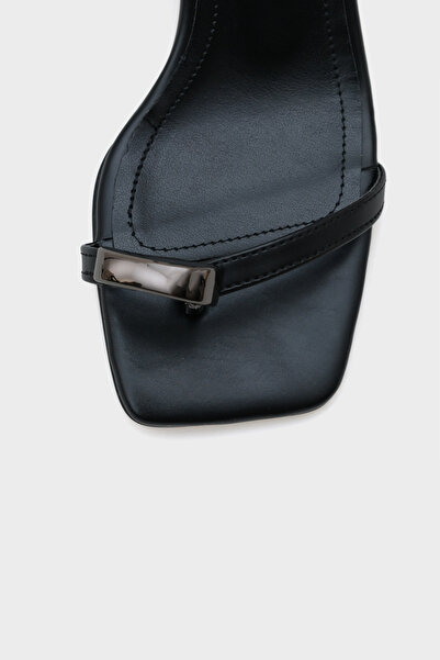 Capone Outfitters Cindy Blunt Toe Heeled Ankle Strap Flip Flops Women's Sandals