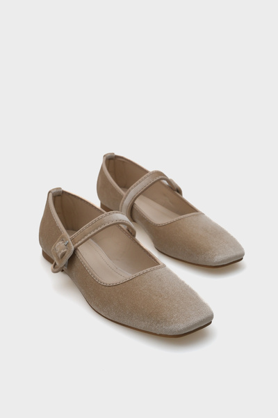 Capone Outfitters Women's Beige Buckle Detailed Velvet Ballerinas