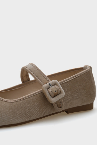 Capone Outfitters Women's Beige Buckle Detailed Velvet Ballerinas