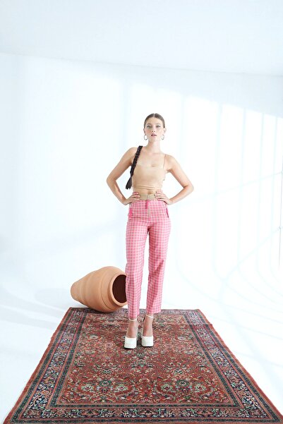 Naar Pantaloni de damă cu model în carouri roz-camel 22251212