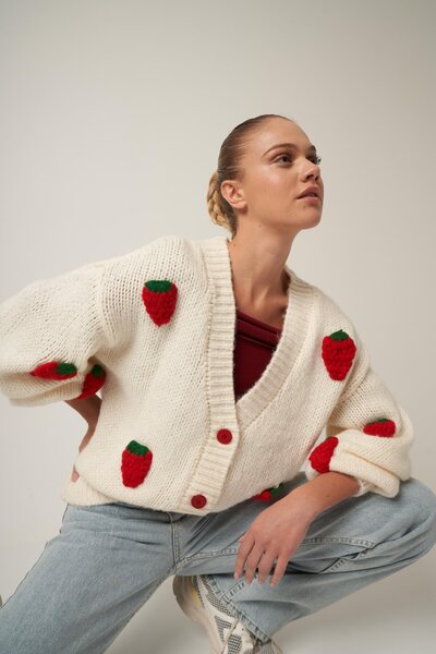 HARMONY GLOBAL Cream Colored Pink Strawberry Patterned Soft V-Neck Knitwear Women's Cardigan - 7072