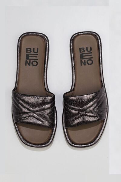 Bueno Shoes Блискучі шкіряні жіночі капці - 01wu4100