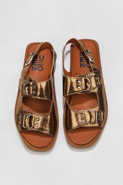 Bueno Shoes صندل نسائي من الجلد البرونزي اللامع 01wu3306