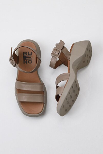 Bueno Shoes Γκρι δερμάτινα γυναικεία πέδιλα με σφήνα τακούνια - 01wy9302