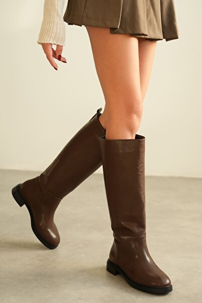 MODAADAM Γυναικείες μπότες με επίπεδη σόλα με αγκράφα από καφέ-δερμάτινο Poter