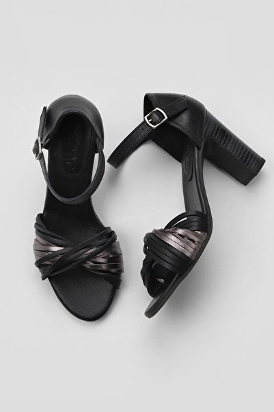 Bueno Shoes صندل نسائي بكعب من الجلد الأسود - 01wn4319